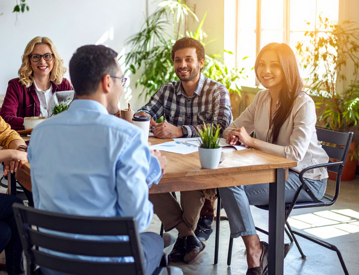 Firefly_Photo-realistic-image-of-a-warm-inviting-casual-business-setting-in-a-modern-open-pl-377733